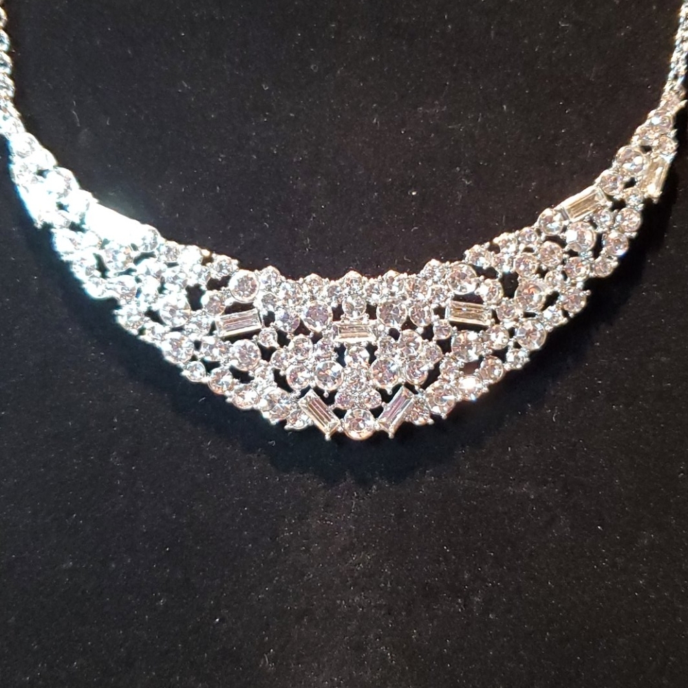 💝  Crystal small bib necklace